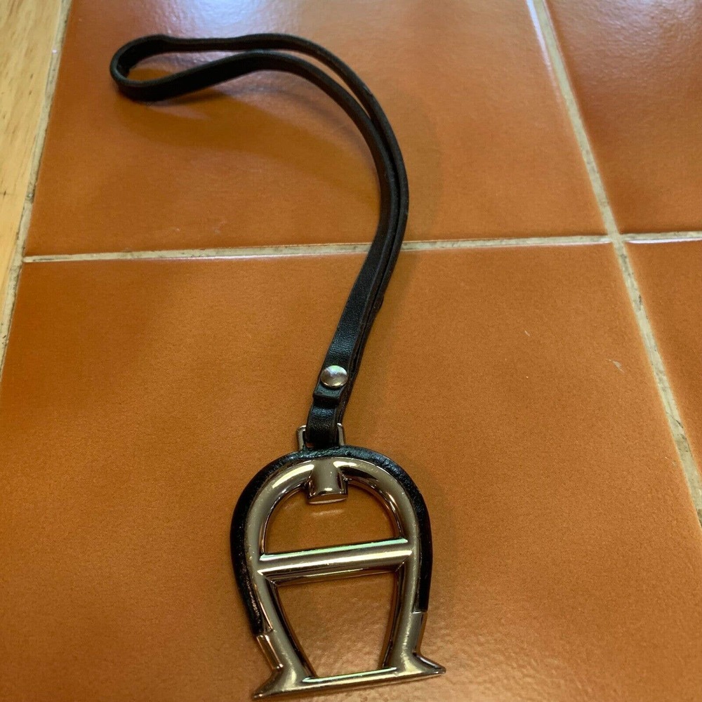 SOLD! ETIENNE AIGNER Silver/Black Signature Hang Tag Purse Charm (808) - Picture 3 of 9